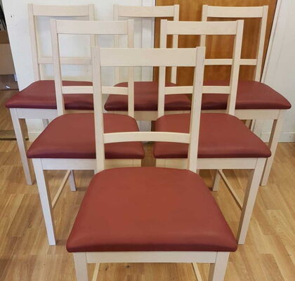 Sechs stolar i tre rader på ett parkettgolv