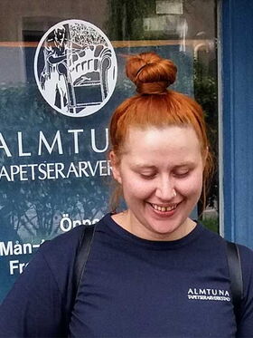 Maja Broström framför Almtuna Tapetserarverkstad